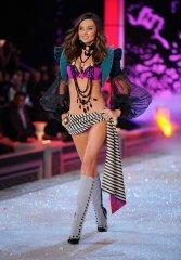 Victorias-Secret-Fashion-Show-2011-43