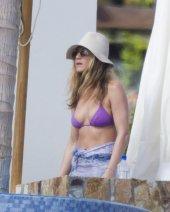 Jennifer-Aniston-bikini-dzh-01