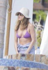 Jennifer-Aniston-bikini-dzh-03