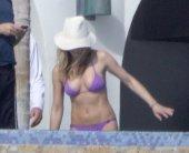 Jennifer-Aniston-bikini-dzh-08