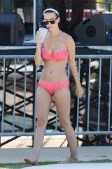 Katy_Perry_Bikini_candids_Fontainebleau_hotel_Miami-fe-01