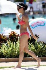 Katy_Perry_Bikini_candids_Fontainebleau_hotel_Miami-fe-07