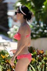 Katy_Perry_Bikini_candids_Fontainebleau_hotel_Miami-fe-11