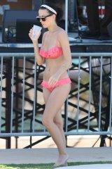 Katy_Perry_Bikini_candids_Fontainebleau_hotel_Miami-fe-17