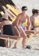 Katy_Perry_Bikini_Beach_Bahamas-05