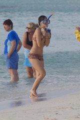 Katy_Perry_Bikini_Beach_Bahamas-13