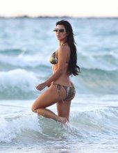 Kim-Kardashian-bikini-dgrt-04
