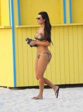 Kim-Kardashian-bikini-dgrt-12