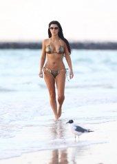 Kim-Kardashian-bikini-dgrt-15