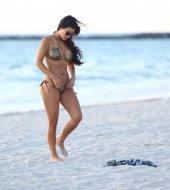 Kim-Kardashian-bikini-dgrt-16