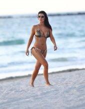 Kim-Kardashian-bikini-dgrt-17