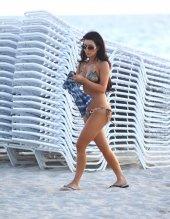 Kim-Kardashian-bikini-dgrt-19