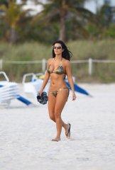 Kim-Kardashian-bikini-dgrt-21