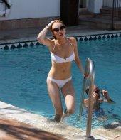 Lindsay_Lohan_at_the_swimming_pool_at_her_hotel_in_West_Hollywood-01