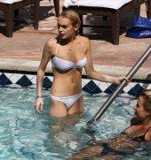 Lindsay_Lohan_at_the_swimming_pool_at_her_hotel_in_West_Hollywood-03