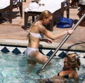 Lindsay_Lohan_at_the_swimming_pool_at_her_hotel_in_West_Hollywood-07