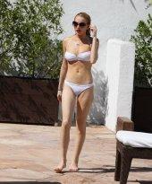 Lindsay_Lohan_at_the_swimming_pool_at_her_hotel_in_West_Hollywood-11
