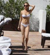 Lindsay_Lohan_at_the_swimming_pool_at_her_hotel_in_West_Hollywood-16