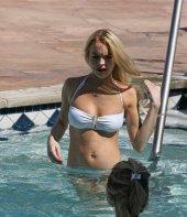 Lindsay_Lohan_at_the_swimming_pool_at_her_hotel_in_West_Hollywood-22