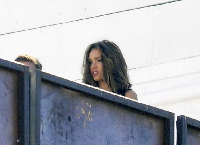 naked-ass-jessica-alba-jessica-alba-at-a-photo-shoot-in-los-angeles-photo-Upskirt-9
